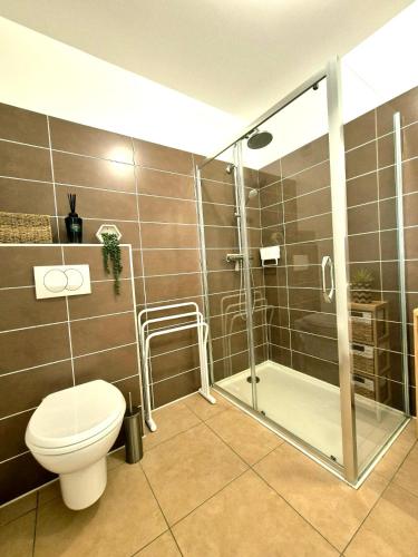 une salle de bain avec douche et toilettes et une douche dans l'établissement T2 de standing front de mer, à Propriano