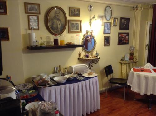 a room with a table with dishes on it at Berk Guest House - Grandma's House in Istanbul