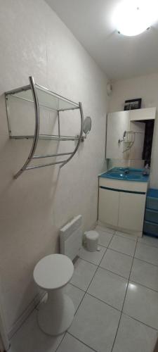 une petite salle de bain avec toilettes et lavabo dans l'établissement Appartement T2 cabine Berck rez de jardin parking, à Berck-sur-Mer