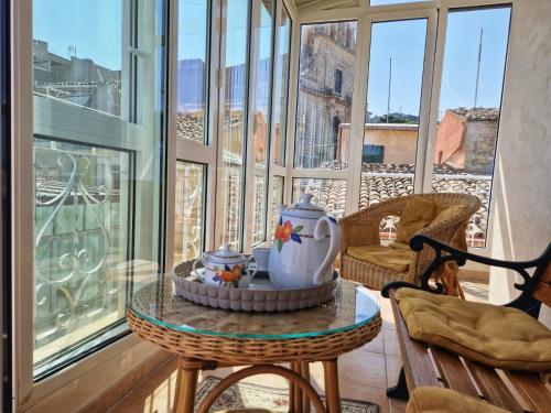 a balcony with a table with a vase on it at A Casa da Vita in Chiaramonte Gulfi