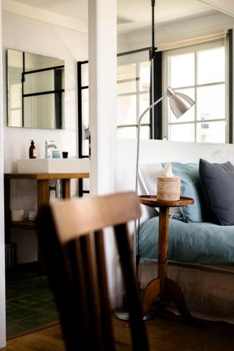 a living room with a couch and a table with a lamp at Brise du Large - Maison d'Ault in Ault