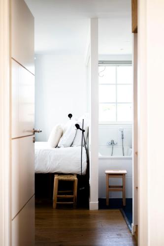 a bedroom with a bed and a bath tub at Brise du Large - Maison d'Ault in Ault