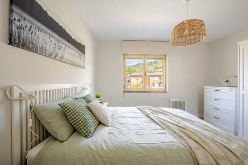a bedroom with a bed and a window at Escapada a la montaña San Martín in Sotrondio