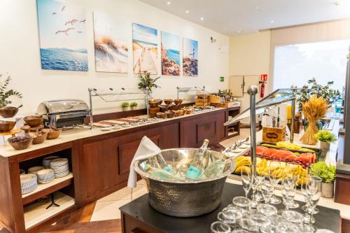 una tienda con un mostrador con vasos sobre una mesa en La Quinta Menorca by PortBlue Boutique - Adults Only, en Cala'n Bosch