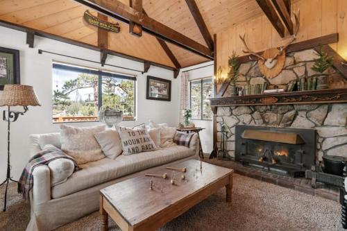 Et opholdsområde på Stunning Lakefront Dock Views Fire pit-Black Fox