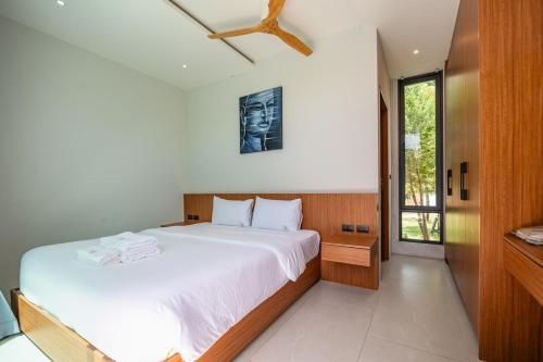 Giường trong phòng chung tại 3 bedroom garden pool holiday villa