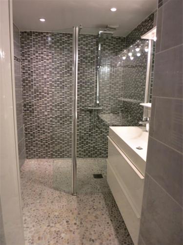 une salle de bain avec une douche, des toilettes et un lavabo dans l'établissement villa provençale avec piscine,proche mer, à La Ciotat