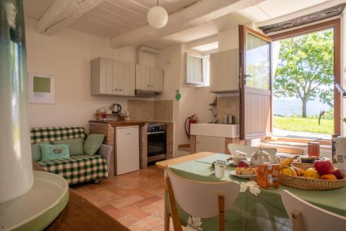 Foto AGRITURISMO BUON VENTO, Appartamento L'ALBERO SBANDIERATORE una cozy home in Gubbio Italy 1