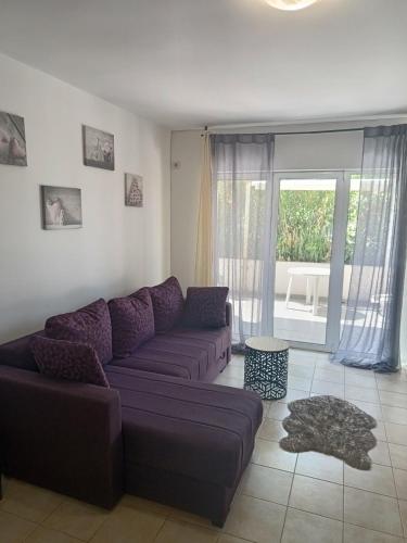Un lugar para sentarse en Location Apartments