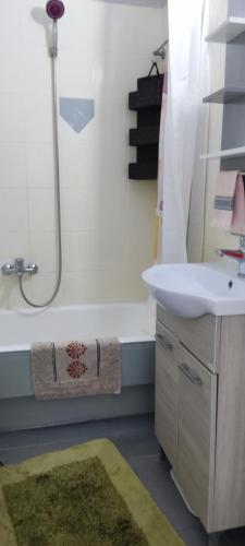 Big,Smart & comfort, automated apartment in kalamata !にあるバスルーム