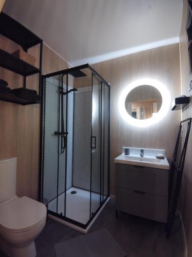 une salle de bain avec une douche, des toilettes et un lavabo dans l'établissement Domaine construction bois sur pilotis dans une chênaie proche océan, à Talais