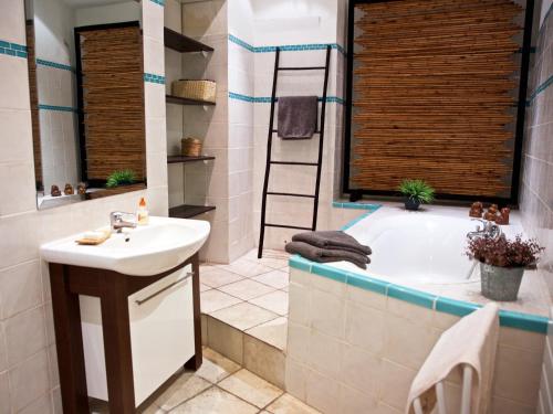 une salle de bain avec une baignoire et un lavabo dans l'établissement Le Central by EnjoyNice, 3-bed, sea at 10 min, à Nice