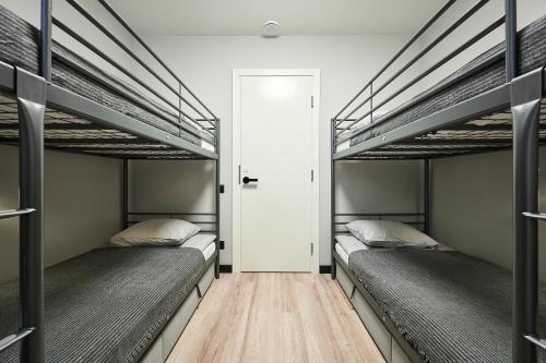 BOLD Stay - New Self Check-In Hostel in City Centerにあるベッド