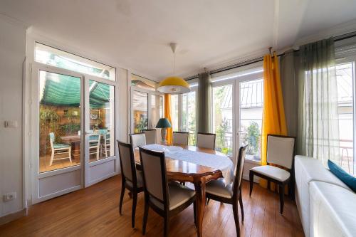 une salle à manger avec une table et des chaises dans l'établissement Riviera d'Ax - proche télécabine Ax 3 Domaines, à Ax-les-Thermes