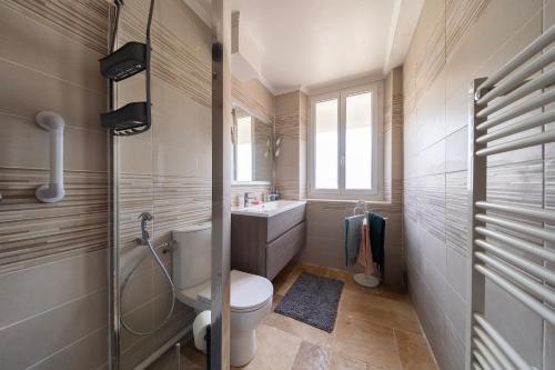une salle de bain avec toilettes et lavabo dans l'établissement Riviera d'Ax - proche télécabine Ax 3 Domaines, à Ax-les-Thermes