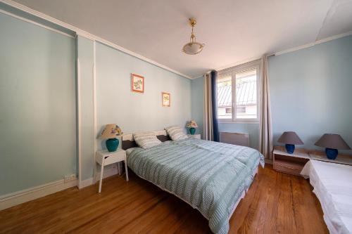 une chambre avec un lit et une fenêtre dans l'établissement Riviera d'Ax - proche télécabine Ax 3 Domaines, à Ax-les-Thermes