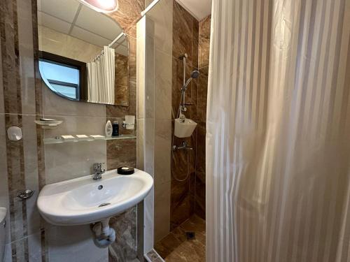 ein Badezimmer mit Waschbecken und Dusche in der Unterkunft Apartment in Sveti Vlas in Sweti Wlas