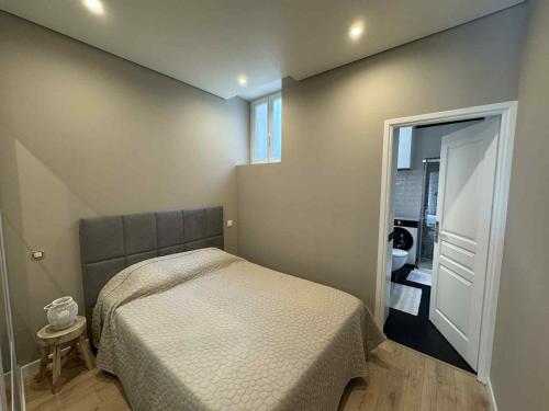 une petite chambre avec un lit et une fenêtre dans l'établissement Joli appartement 2 pièces à 5 min de Monaco, à Beausoleil
