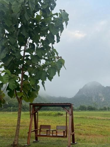 Landskap semula jadi dekat dengan perkhemahan mewah