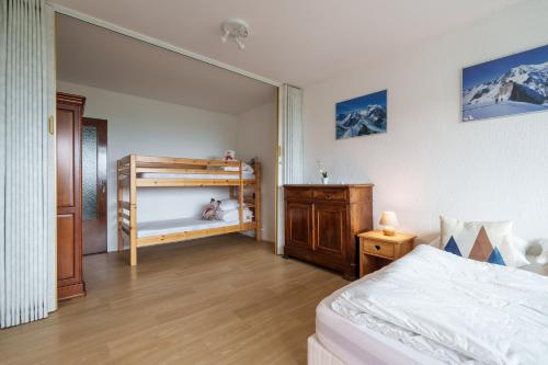 une chambre avec un lit et un lit superposé dans l'établissement Le Chitelet 506 - Au pied des pistes, à La Bresse