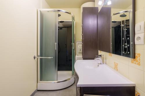La salle de bains est pourvue d'une douche et d'un lavabo blanc. dans l'établissement Le Chitelet 506 - Au pied des pistes, à La Bresse