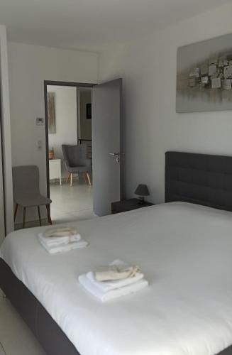 une chambre avec un lit avec deux serviettes dessus dans l'établissement Maison moderne 300m de la plage rochelongue, au Cap d'Agde