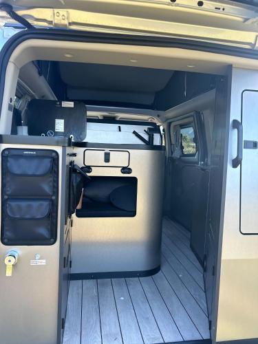 une porte ouverte d'un véhicule avec la porte ouverte dans l'établissement Van&scoot, à Belgodère