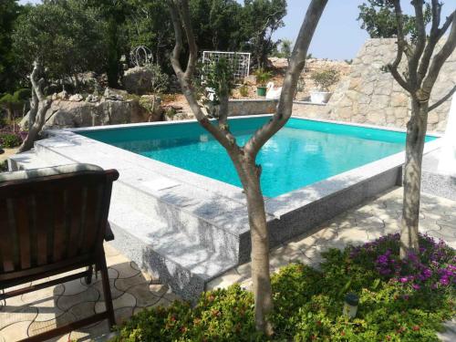 Bazén v ubytování Apartment Cesarica - Velebit Riviera 31088 nebo v jeho okolí