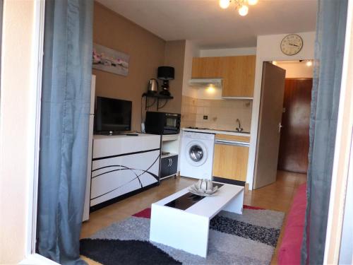 Il comprend un salon avec une cuisine et un lave-linge. dans l'établissement Jolie studio station balnéaire à St Aygulf, à Saint-Aygulf
