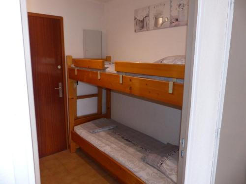une chambre avec deux lits superposés dans une pièce dans l'établissement Jolie studio station balnéaire à St Aygulf, à Saint-Aygulf