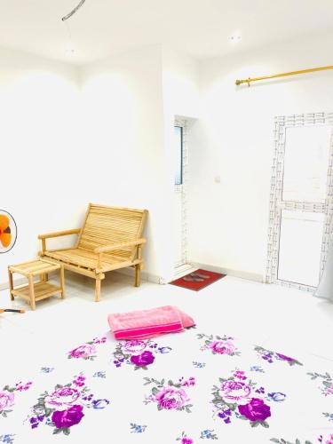 a room with a rug on the floor with a chair at chambre confortable - aci 2000 hamdallaye bamako in Bamako