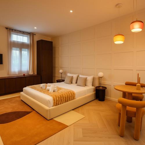 une chambre avec un grand lit et une table dans l'établissement Elegant Studio Paris X, Gare du Nord, à Paris