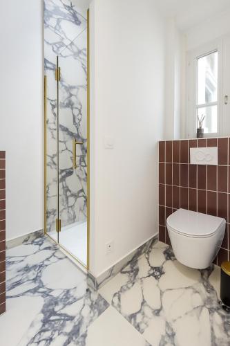 une salle de bain avec toilettes et miroir dans l'établissement Elegant Studio Paris X, Gare du Nord, à Paris