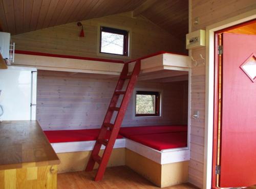 Litera en una casa pequeña con escalera en Ørsted Outdoor, 