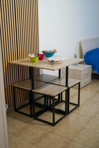 einen Tisch mit zwei Schüsseln auf einem Zimmer in der Unterkunft B&B La Dimora di Rosa in Matera