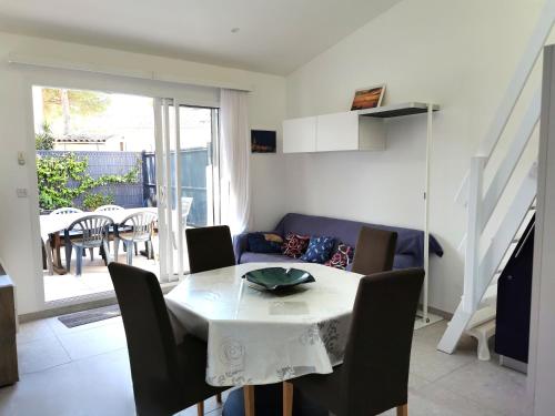 un salon avec une table et un canapé dans l'établissement 5005 Mas de la Pinède 141, au Cap d'Agde