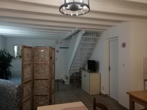 un salon avec un escalier et une chambre avec un lit dans l'établissement Villa Jozefina résidence les Oyats, à Jullouville