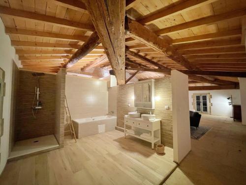 Cette chambre comprend une salle de bains pourvue d'un lavabo et d'une baignoire. dans l'établissement Exceptional building on 1 ha of private land, à Marsillargues