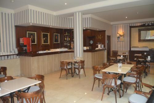 En restaurant eller et andet spisested på Apartamentos RF Bambi Adults Only