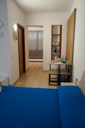 a living room with a table and a desk at B&B La Dimora di Rosa in Matera
