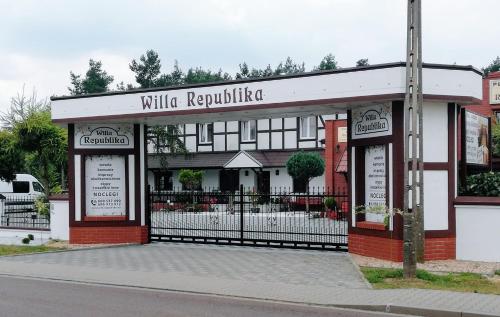 a building with a sign that reads white reyn sqor at Willa Republika 