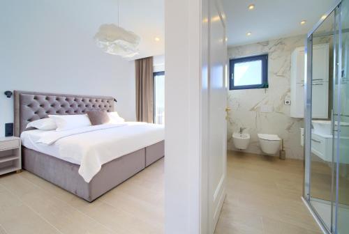 Ένα μπάνιο στο Luxury Villa Harmony with heated pool and seaview