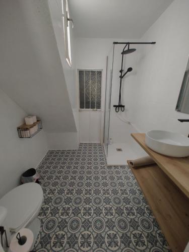 a bathroom with a toilet and a sink at La esquinita de Jara in El Real de la Jara