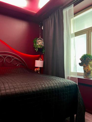Ένα ή περισσότερα κρεβάτια σε δωμάτιο στο Luscious Suite in an old wooden house
