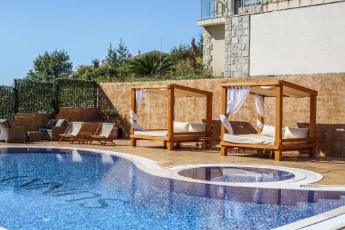 Bazén v ubytování Sunny side Wellness Resort & Spa - Cascade nebo v jeho okolí