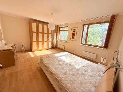 Un dormitorio con una cama grande en una habitación. en Baltic Pine, en Jūrmala