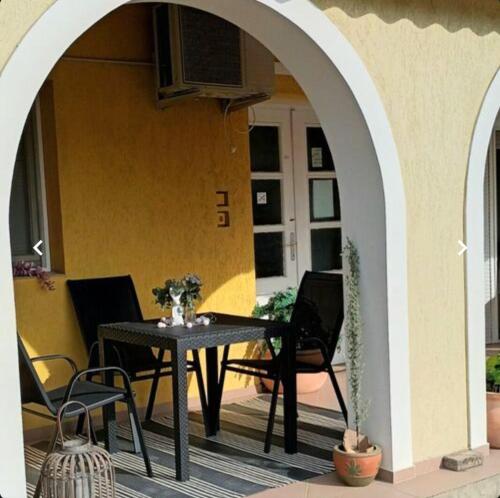 Patio alebo iná vonkajšia časť ubytovania Miranda Apartmanház