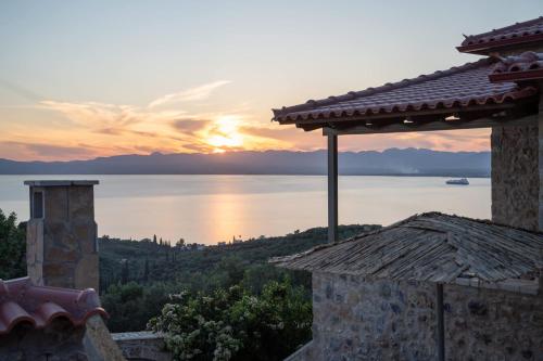 Niki's Tower - Serene Seaview Stone Getaway