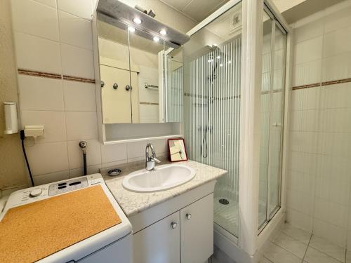 une salle de bain avec un lavabo et une douche dans l'établissement Sol-y-Days Soleil du Couchant Appartement avec terrasse et parking, à La Grande Motte