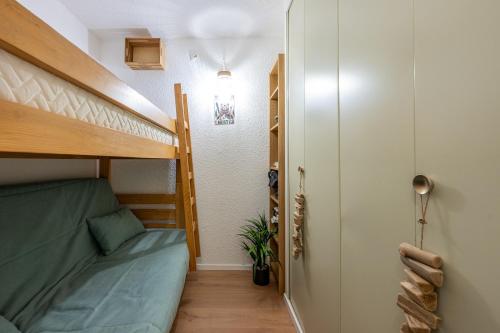 Cette petite chambre comprend des lits superposés et un escalier. dans l'établissement Agréable 28m² - Ski aux pieds, au Corbier